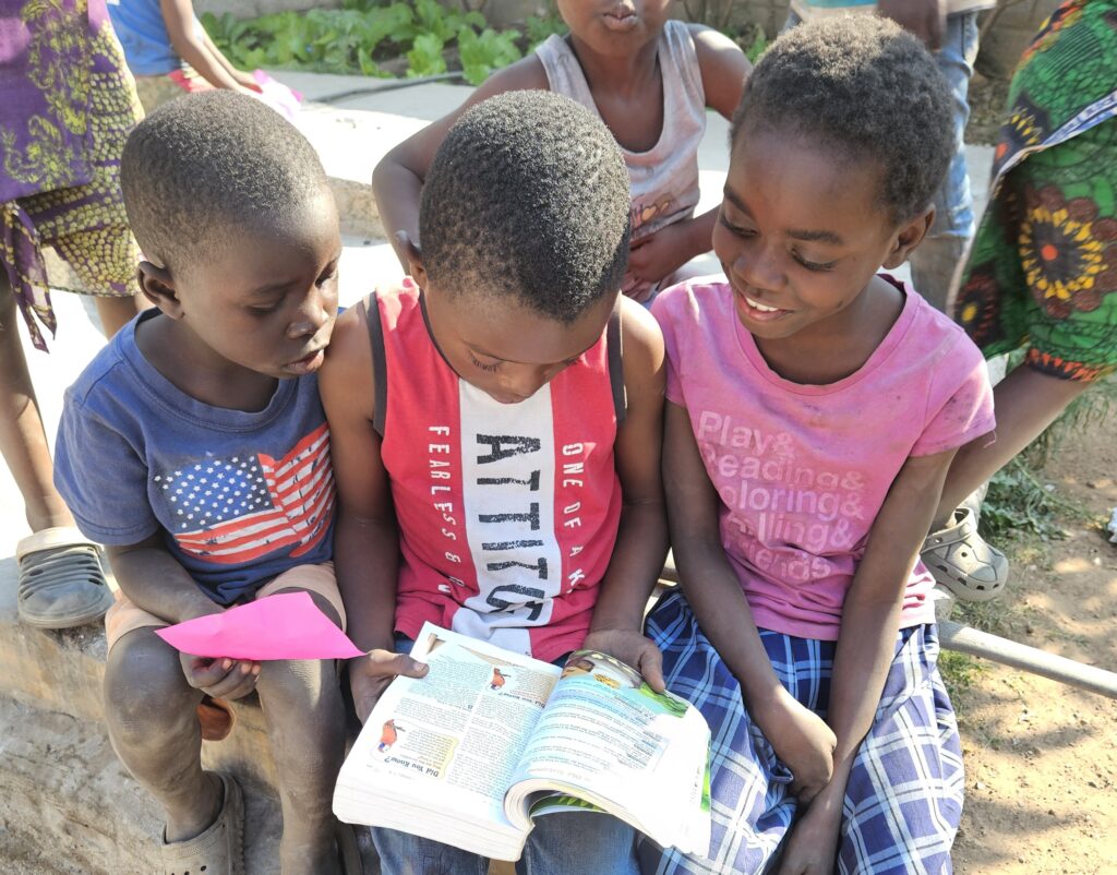 African Children reading the Bible